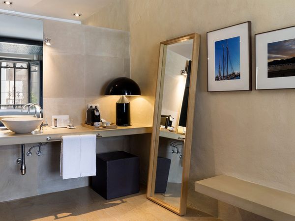 Bathroom of the Grand Deluxe Views at the EME Catedral Mercer
