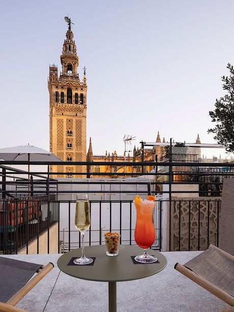 Terrasse de l'hôtel EME Catedral Mercer avec vue sur la Giralda