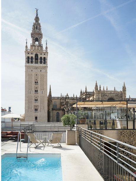 Swimming pool of the Hotel EME Catedral 