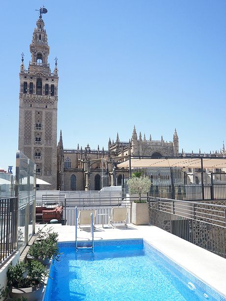 Piscina del Hotel EME Catedral Mercer con vistas a la Catedral de Sevilla