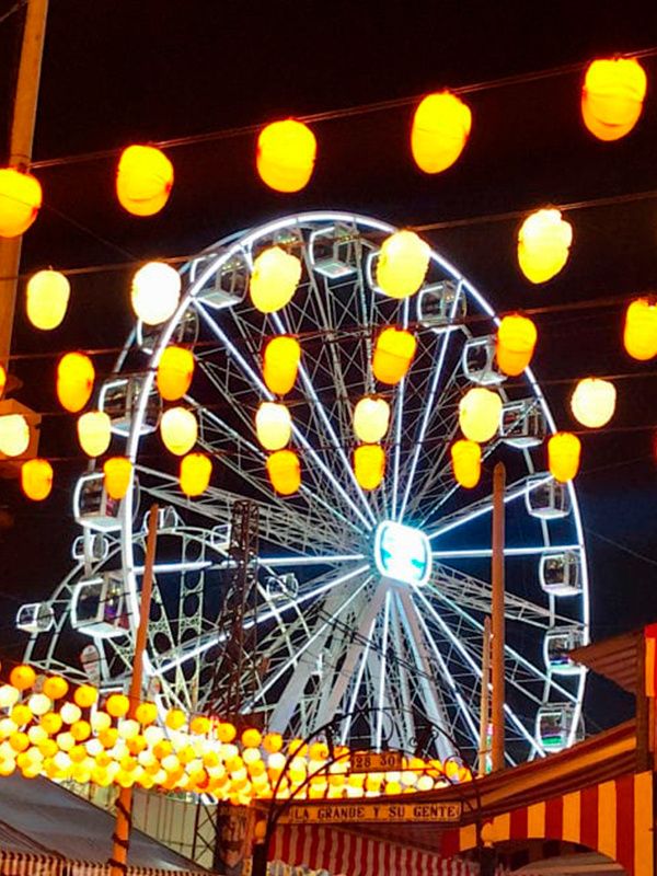 Grande roue à la foire d'avril de Séville