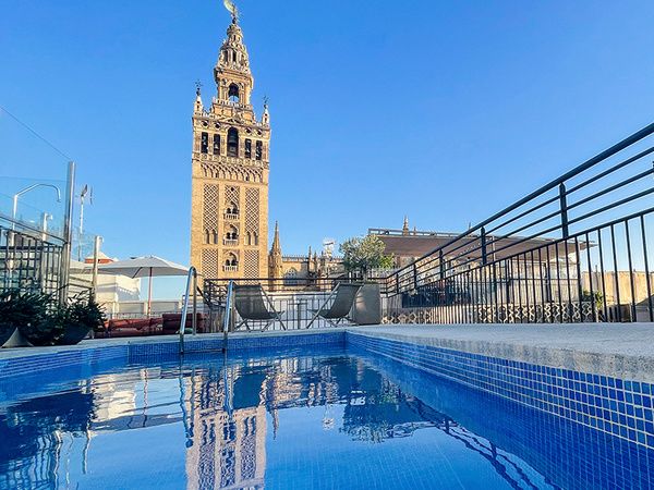 Piscina del EME Catedral Mercer Hotel