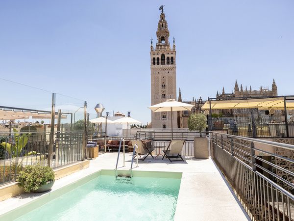 Swimming pool of the Hotel EME Catedral Mercer