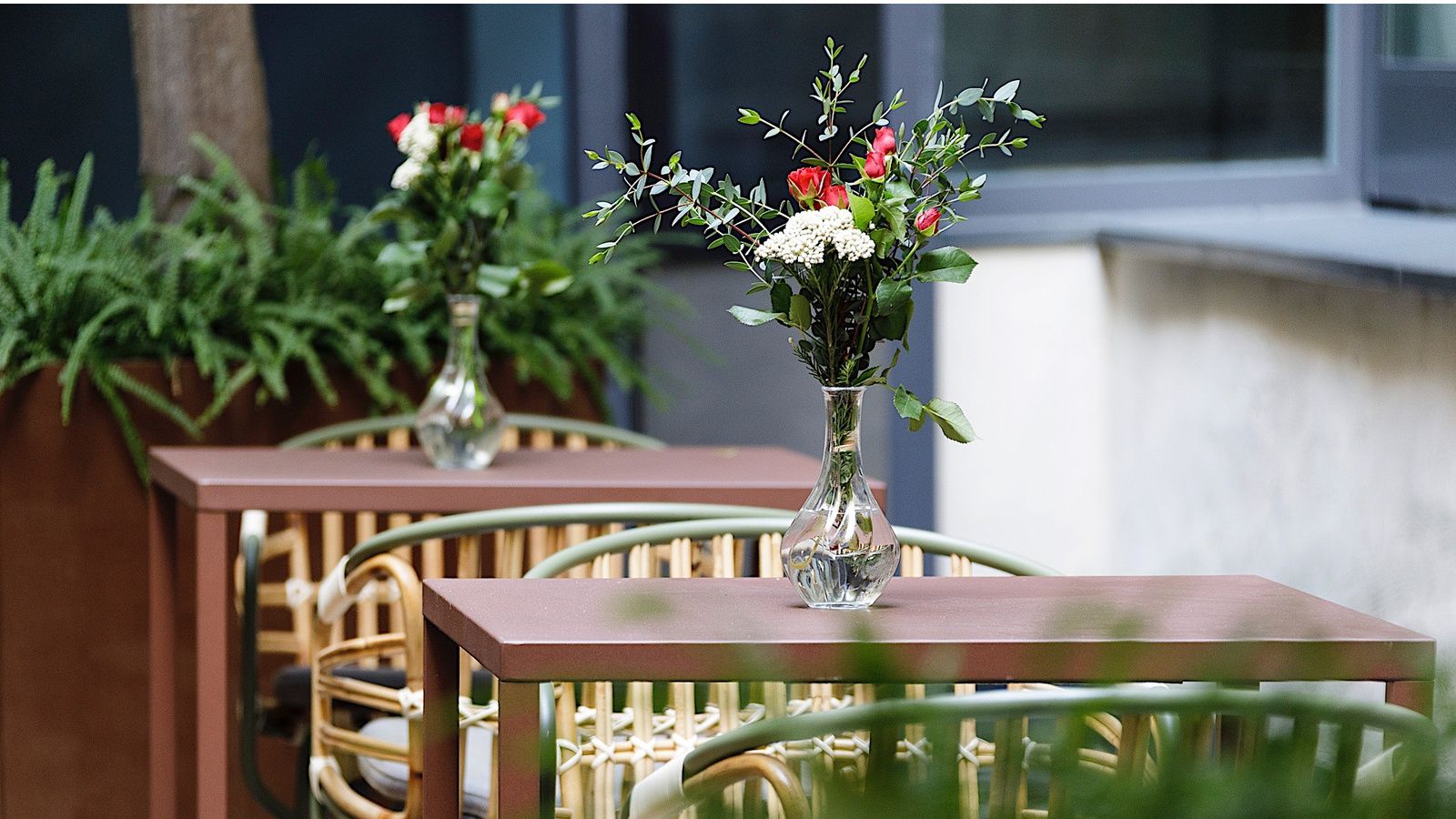 Tables with flowers at the EME Catedral Mercer Hotel