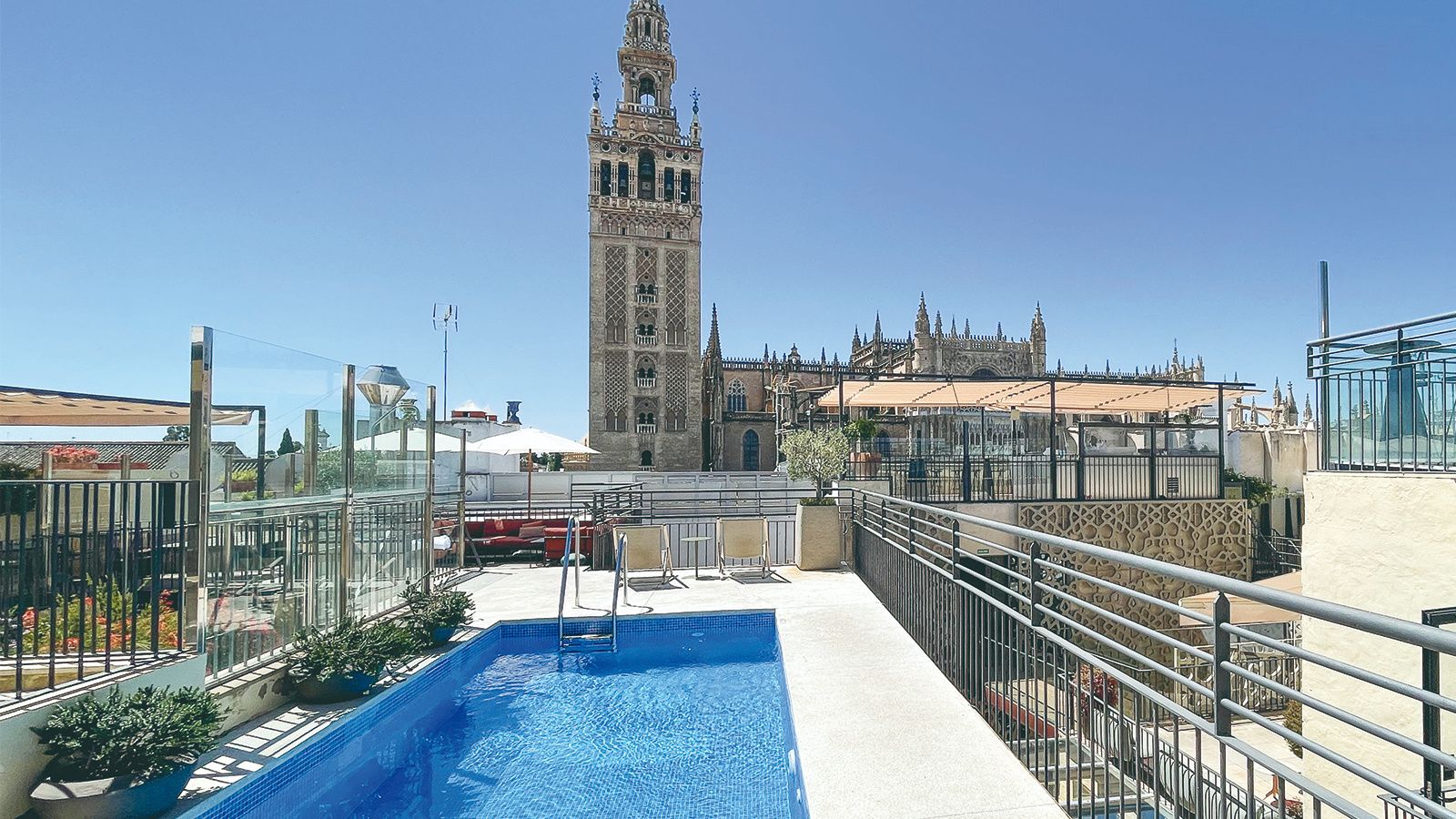 Swimming pool of the EME Catedral Mercer Hotel in Seville