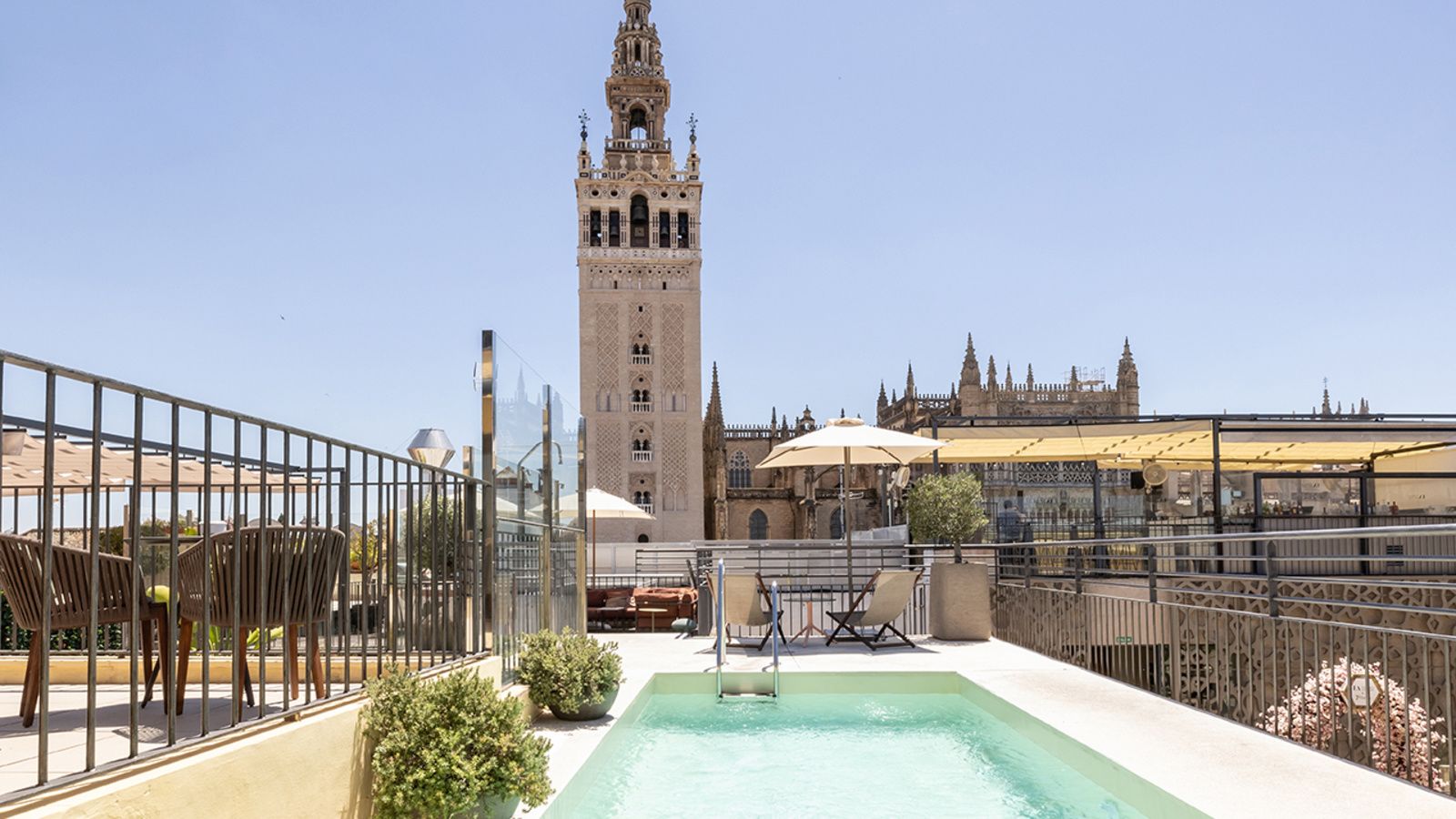 Swimming pool of the Hotel EME Catedral Mercer in Seville