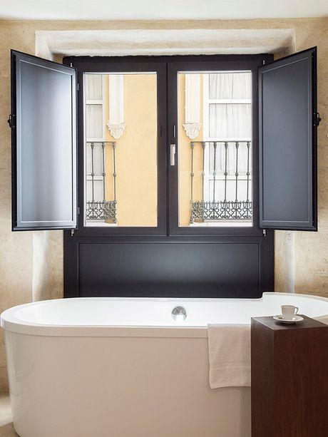 Bathtub of the Suite Views at the EME Catedral Mercer hotel
