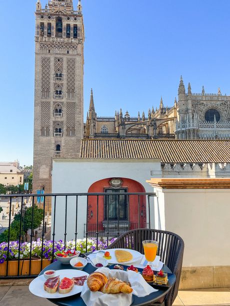 Desayuno en la Gran Deluxe Vistas del EME Catedral Mercer Hotel