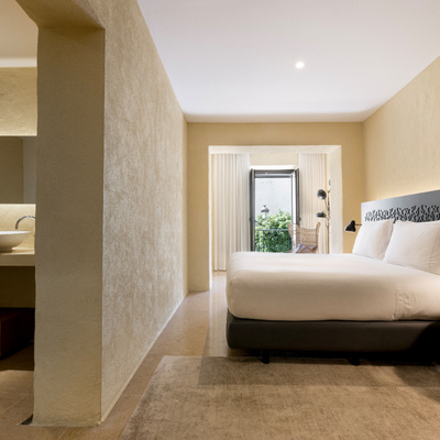 Lit et salle de bain de la Junior Suite Vues de l'hôtel EME Catedral Mercer