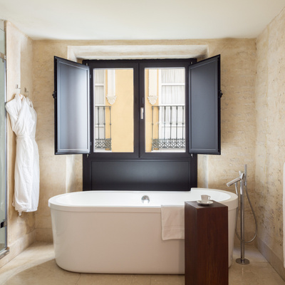 Baignoire dans la suite Vista de l'hôtel EME Catedral Mercer