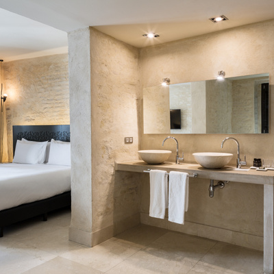 Salle de bain et lit dans la View Suite de l'hôtel EME Catedral Mercer