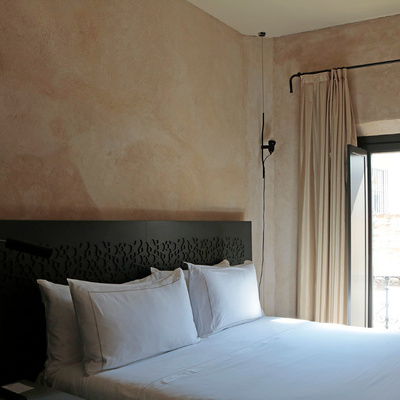 Double bed of the Suite Views at the EME Catedral Mercer hotel 
