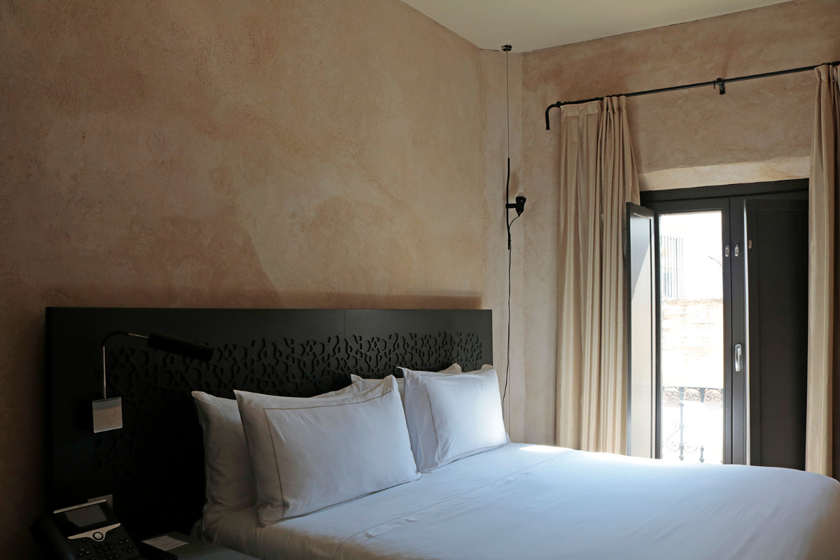 Double bed of the Suite Views at the EME Catedral Mercer hotel 