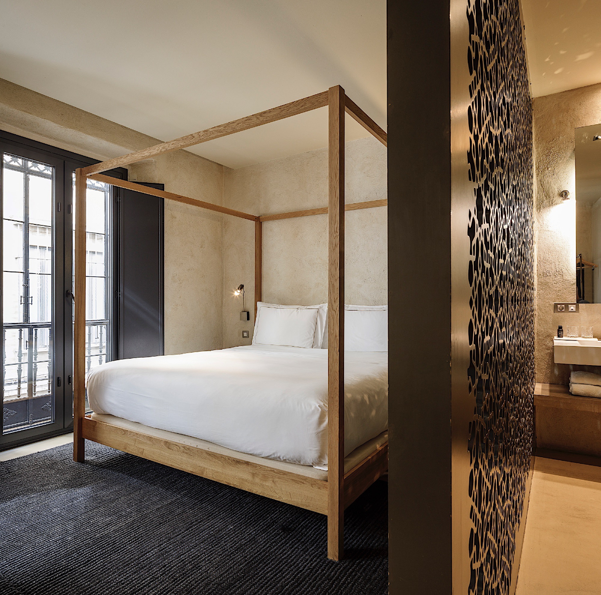 Cama de la Grand Deluxe en el EME Catedral Mercer Hotel