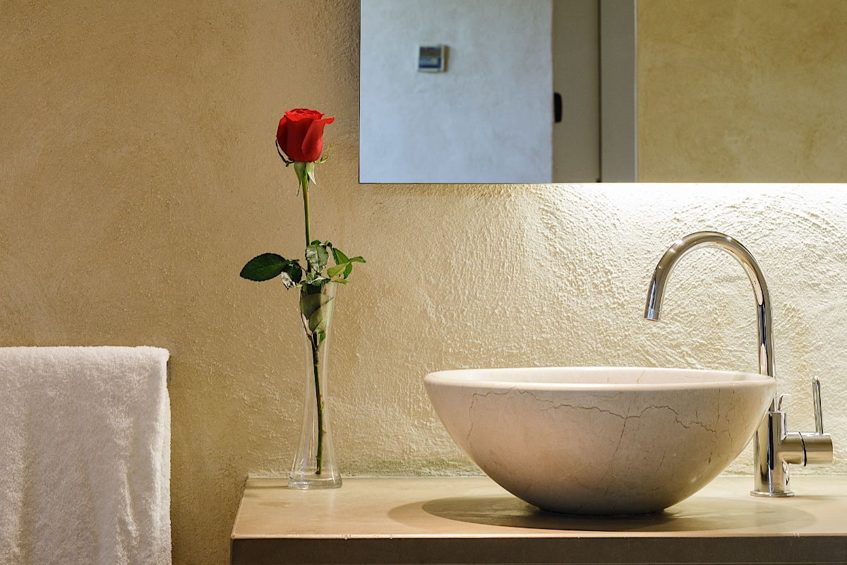 Rose in the bathroom of the Grand Deluxe Views at the EME Catedral Mercer