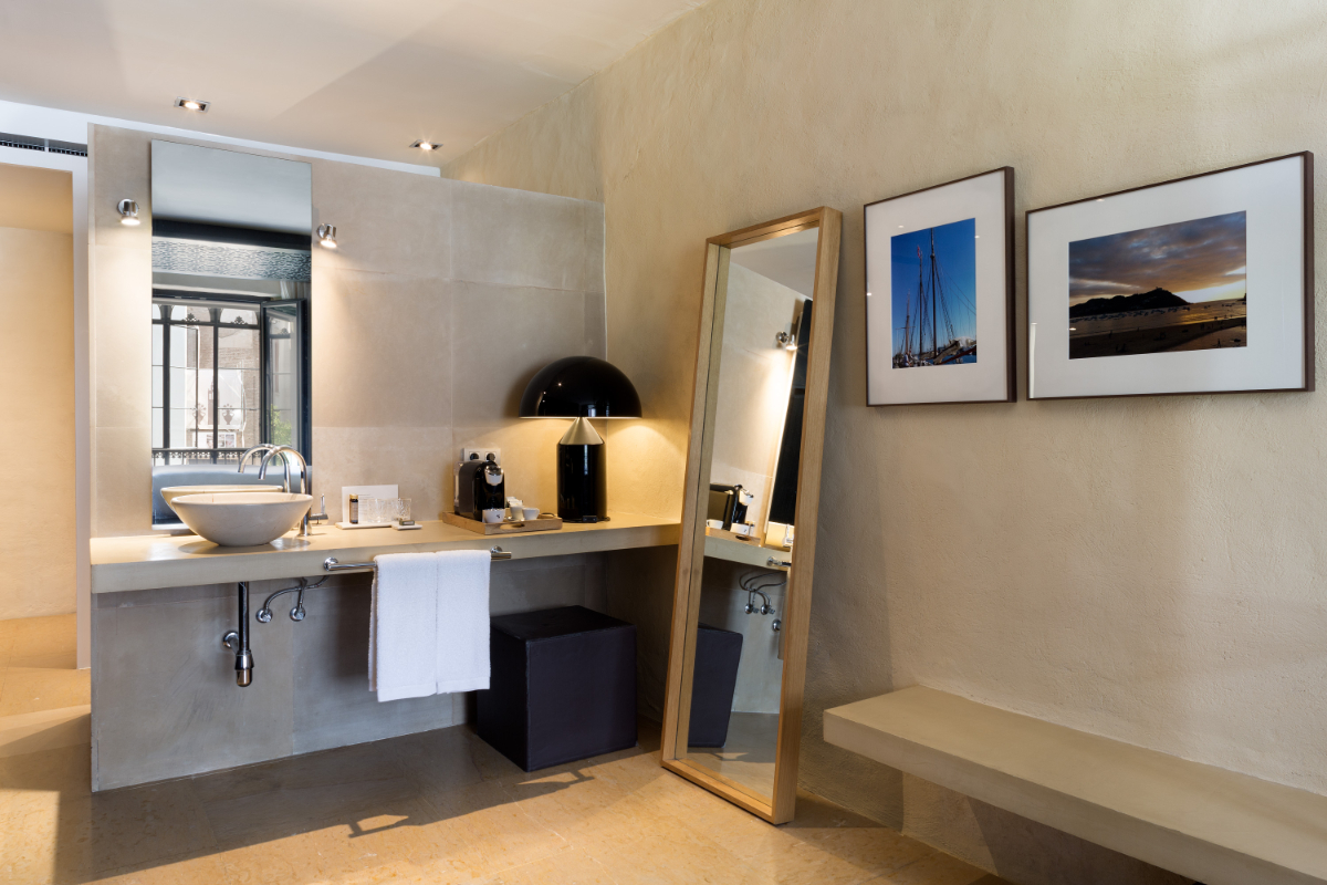 Bathroom of the Grand Deluxe Views at the EME Catedral Mercer