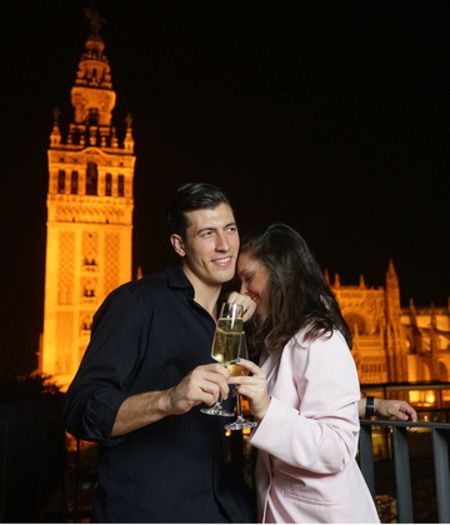 terraza del hotel EME Catedral Mercer con vistas a la catedral iluminada de Sevilla 