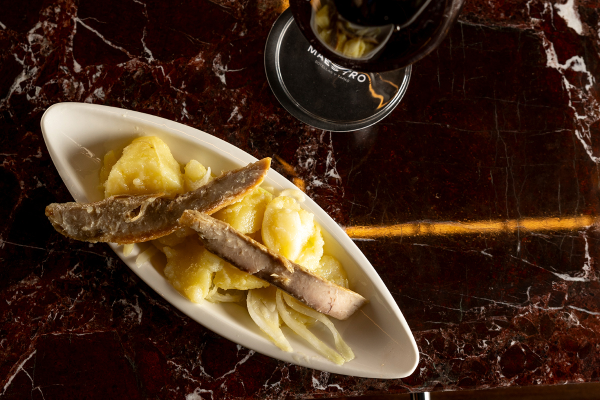 Pommes de terre épicées à la ventrèche de thon chez Maestro à l'Hôtel EME Catedral Mercer