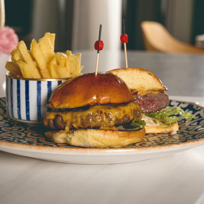 Burger at Restaurant Al Lado in the Hotel EME Catedral Mercer