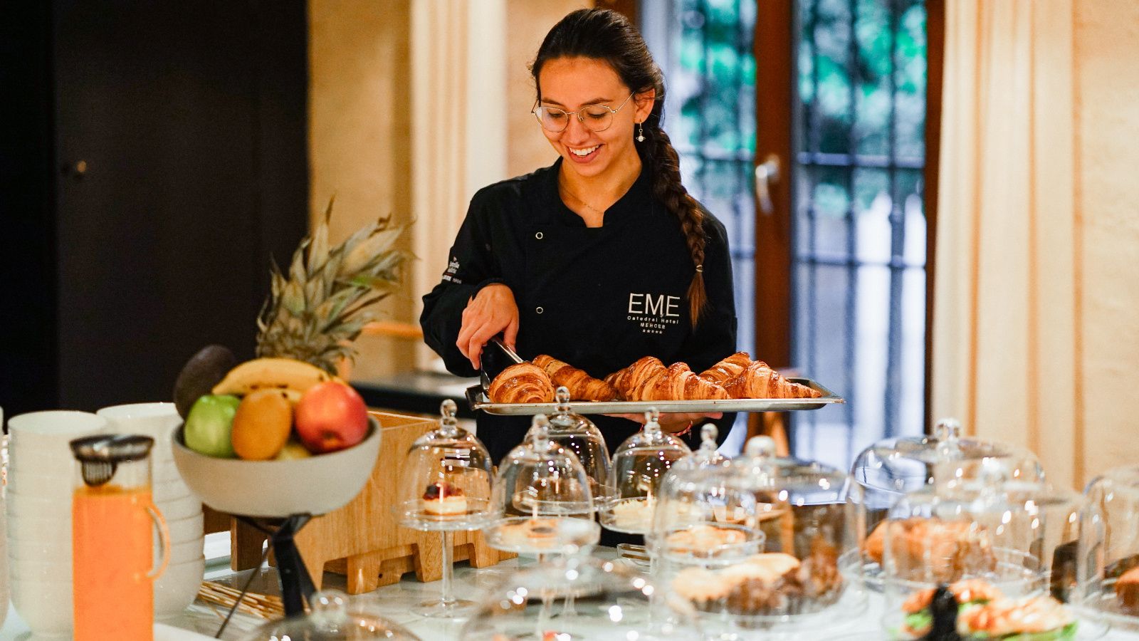 Desayuno buffet en el EME Catedral Mercer Hotel