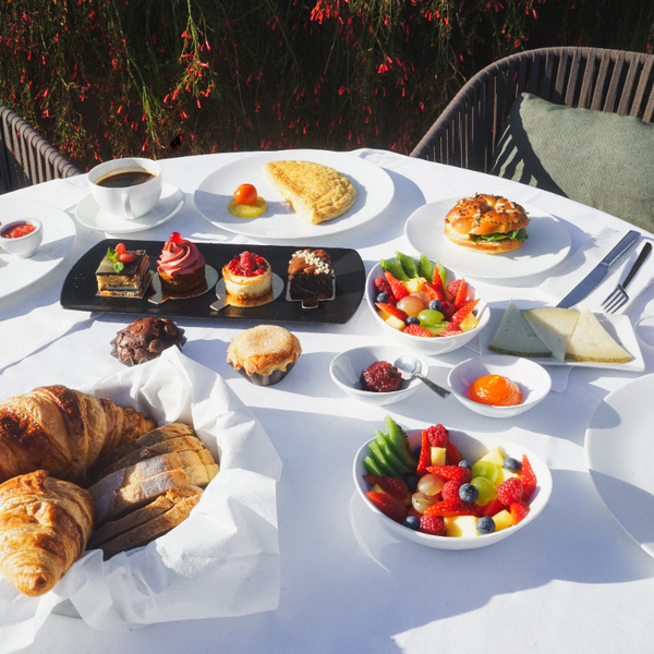 Petit-déjeuner sur la terrasse de la chambre de l'hôtel EME Catedral Mercer