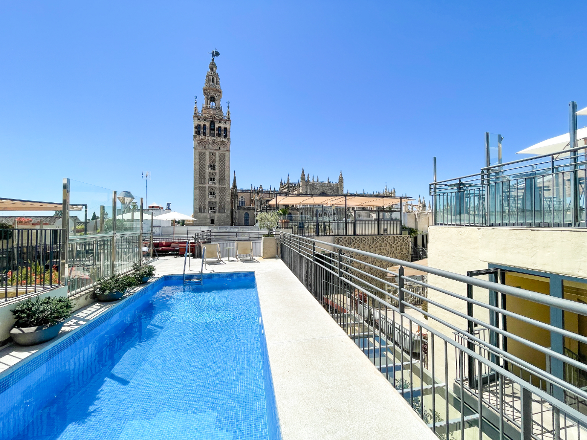 Piscina del EME Catedral Mercer Hotel con vistas a la Catedral de Sevilla