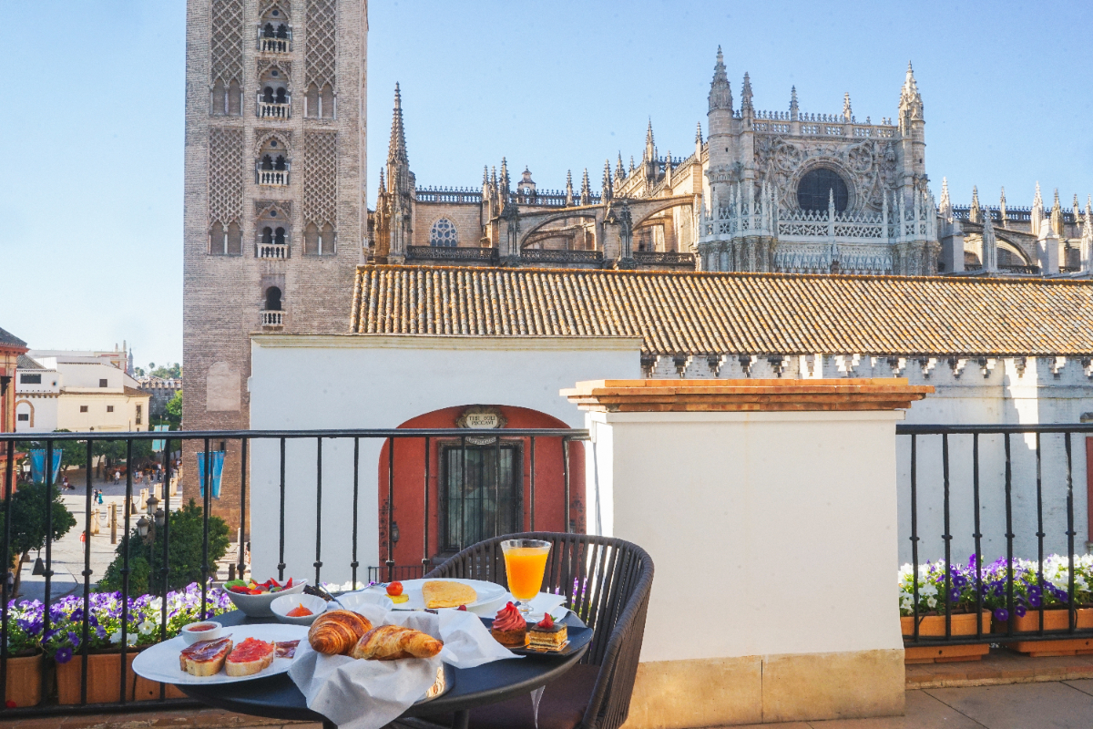 Desayuno en la terraza de la habitación del EME Catedral Mercer Hotel