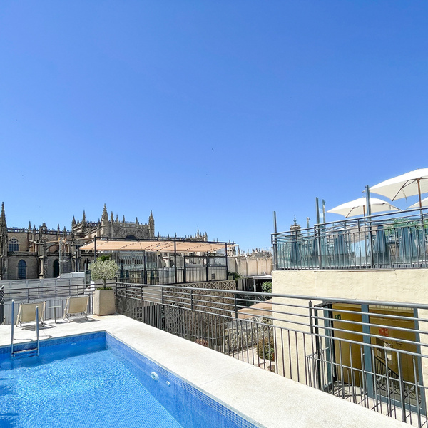 Swimming pool of the EME Catedral Mercer Hotel