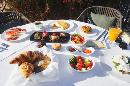 Desayuno en la terraza privada de la habitación del EME Catedral Mercer Hotel