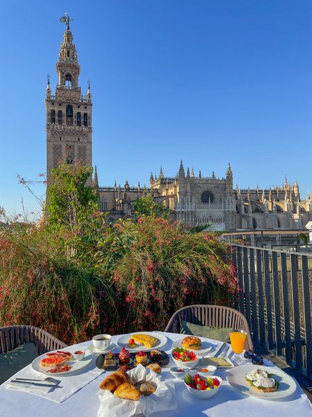 Petit-déjeuner sur la terrasse privée de votre chambre à l'hôtel EME Catedral Mercer