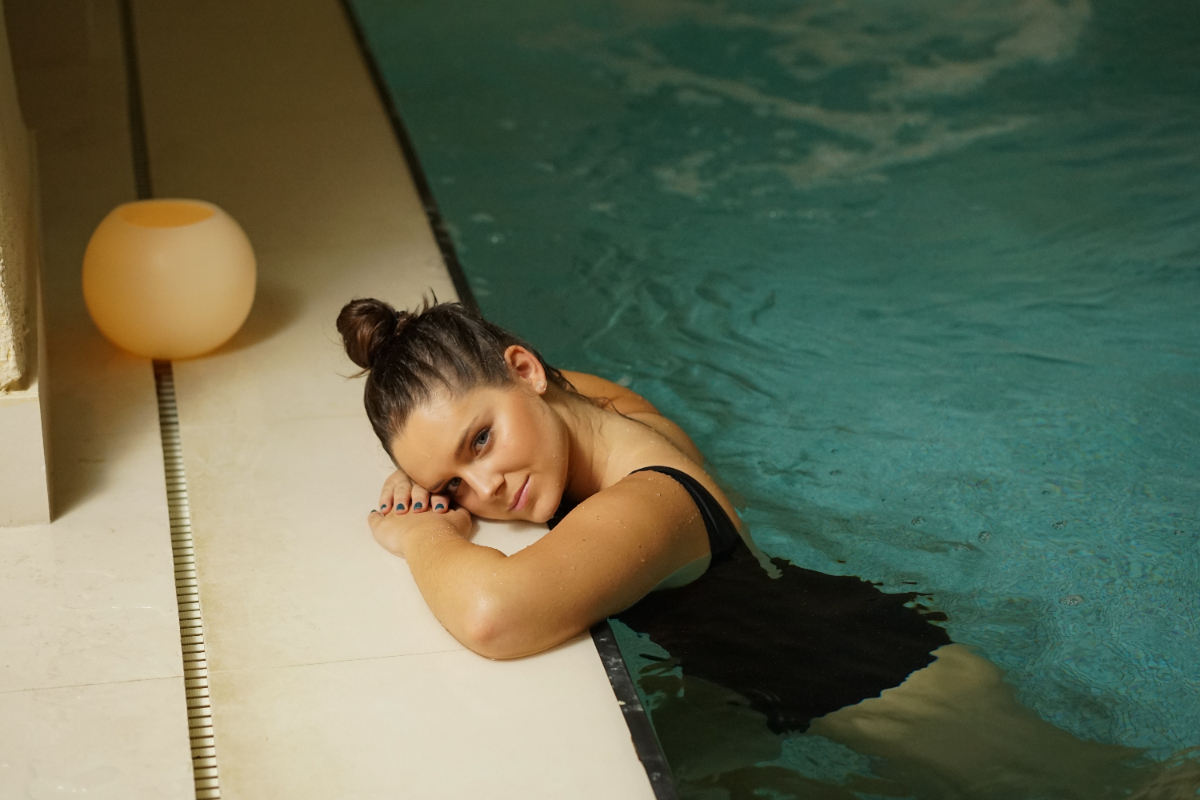 Femme dans la piscine chauffée du M SPA de l'hôtel EME Catedral Mercer